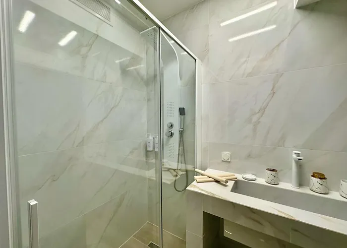 Four Seasons - The Crown Apartament