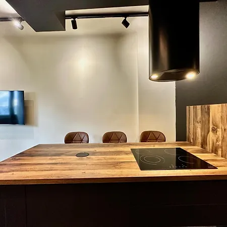 Four Seasons - The Crown