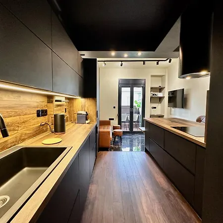 Four Seasons - The Crown Apartment