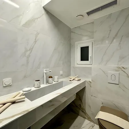 Four Seasons - The Crown Apartment Thessaloniki