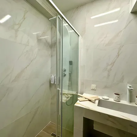 Four Seasons - The Crown Apartment Thessaloniki