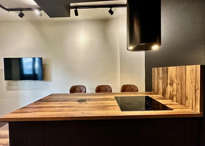 Four Seasons - The Crown