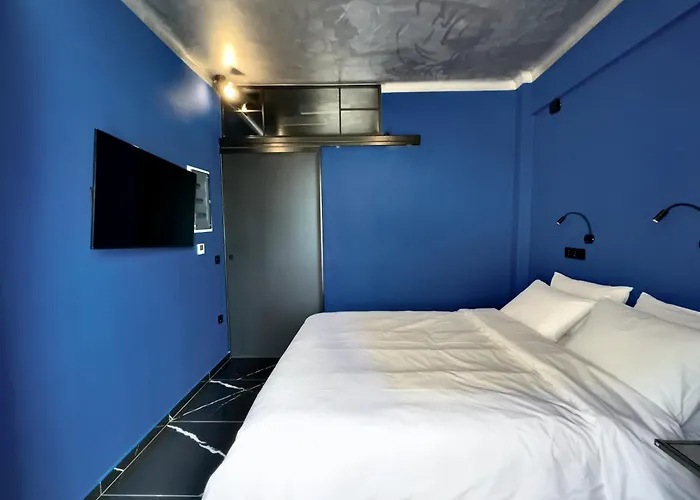 Four Seasons - The Crown * 塞萨洛尼基