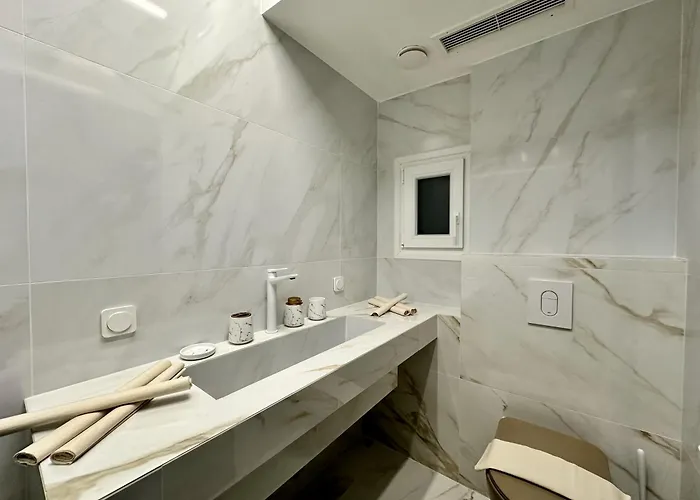 Four Seasons - The Crown Daire Selanik